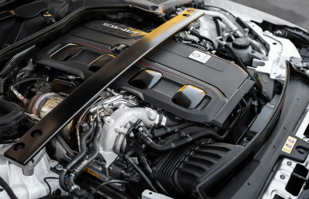 Mercedes-AMG C63 S E Performance의 2.0L 4기통 터보 엔진룸