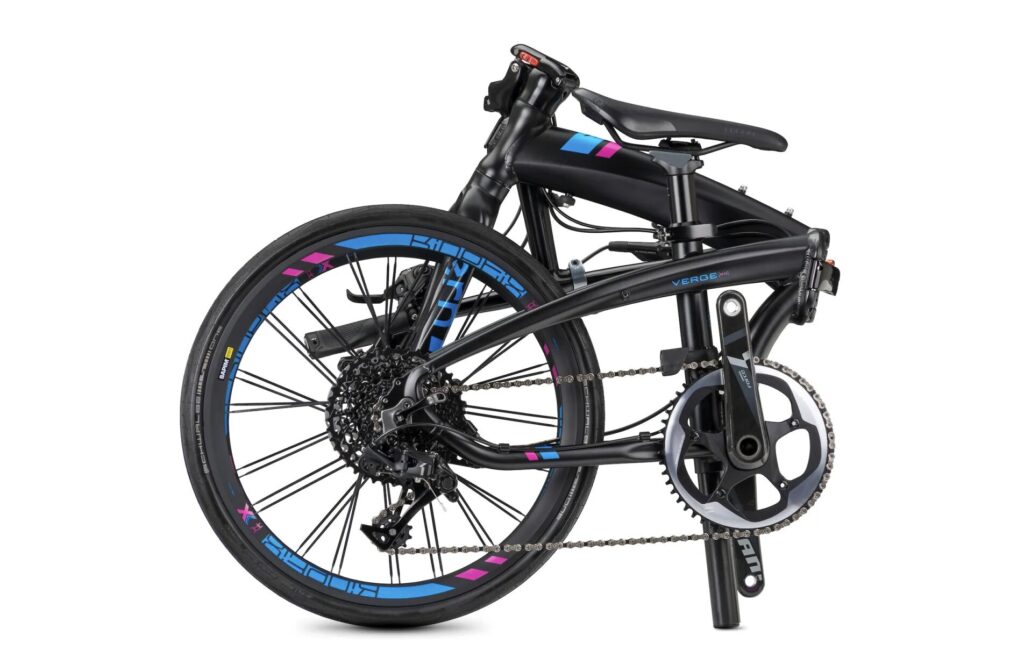 접힌 상태의 턴 Verge X11 폴딩자전거. 알루미늄 프레임에 카본 포크를 적용해 경량성과 강성을 동시에 갖춘 모델입니다.