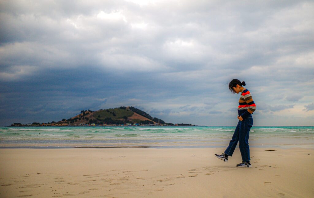 라이카 주미크론 35mm f/2.0으로 촬영한 해변 인물 사진