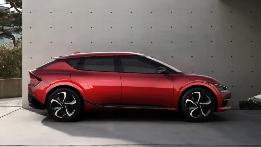 기아 EV6 레드 컬러 측면 프로필, 쿠페형 루프라인과 스포티한 디자인을 강조한 이미지