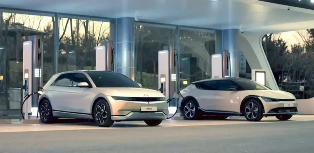 현대 아이오닉 5와 기아 EV6가 E-GMP 전용 초급속 충전소에서 나란히 충전 중인 모습