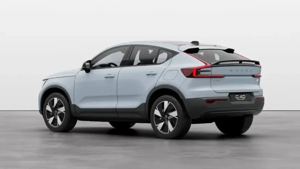 볼보 C40 Recharge 전기 쿠페 SUV 후면 측면 이미지, 기울어진 루프라인과 토르의 망치 테일램프가 강조된 디자인