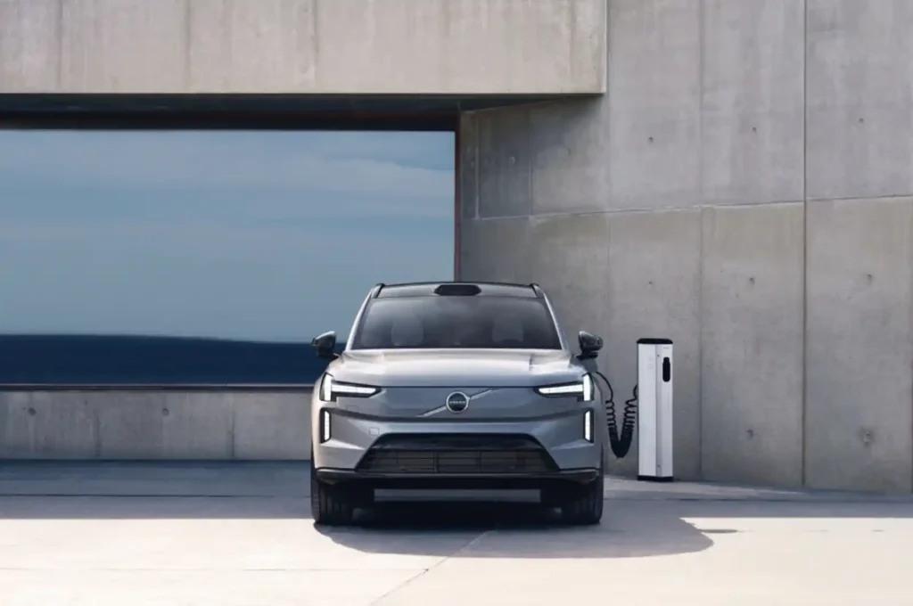 볼보 EX90 전기 SUV 정면 이미지, 충전 중인 모습과 루프 상단 라이다 센서가 보이는 플래그십 전기 SUV