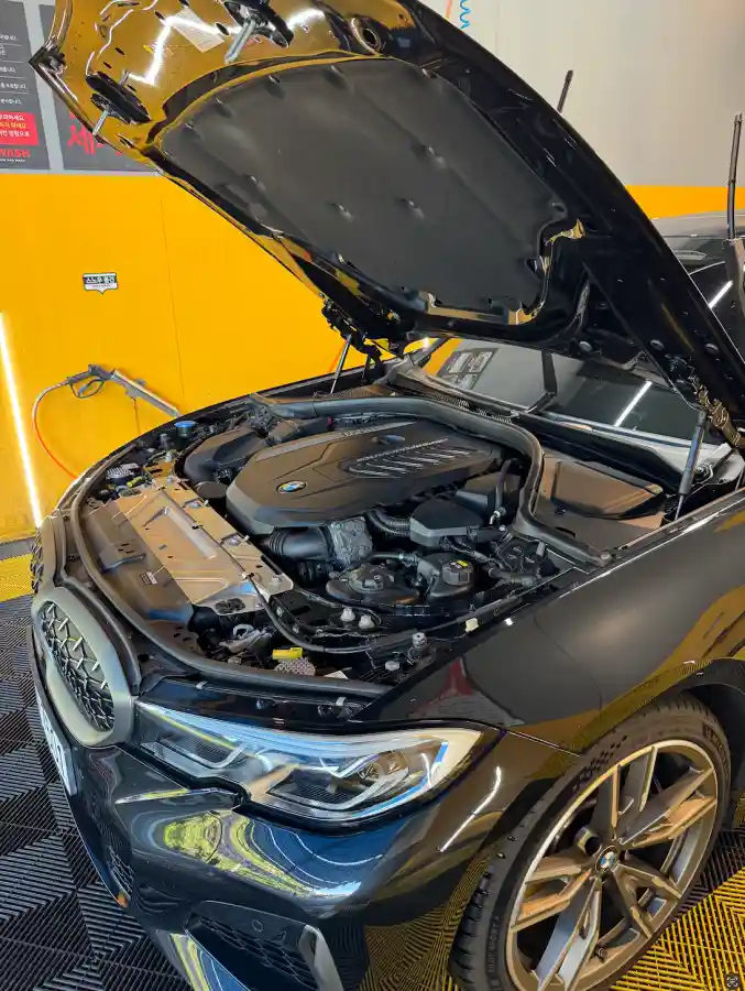 BMW M340i B58 엔진룸 전체 모습, 정비소 리프트에서 점검 중인 엔진