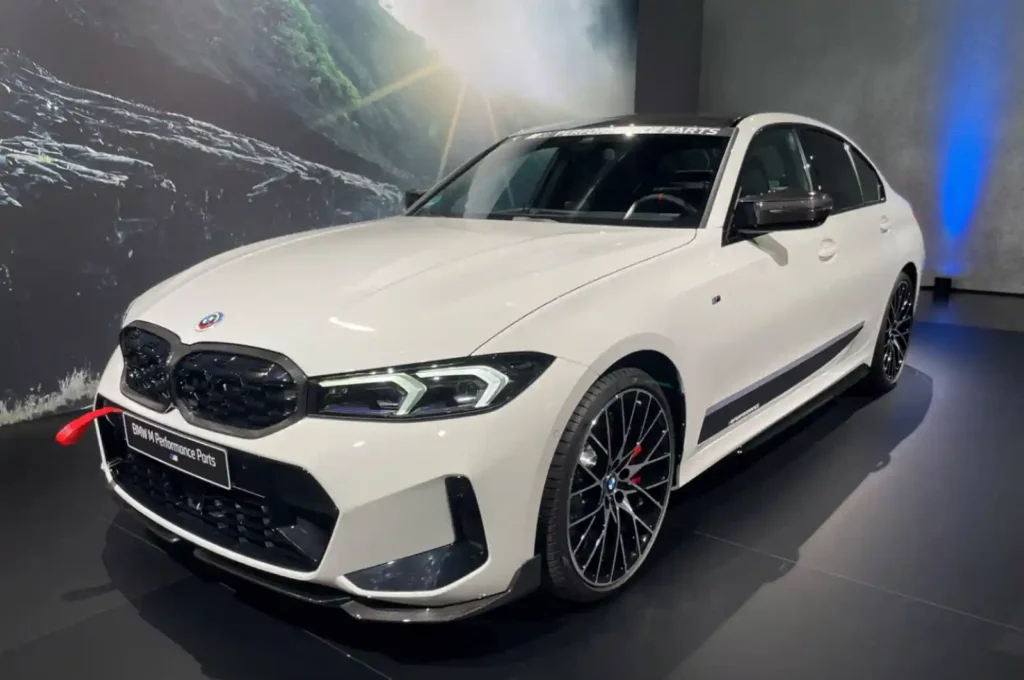 BMW M Performance Parts가 적용된 화이트 M340i, M 퍼포먼스 외장 키트와 전용 휠 장착