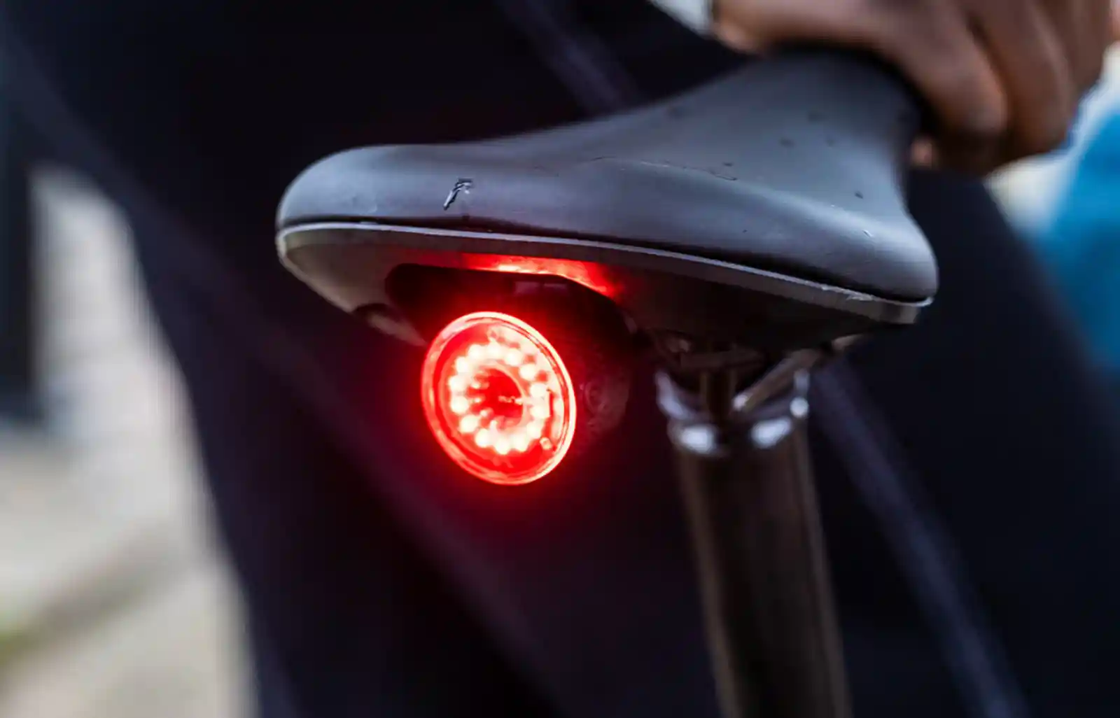 야간 도심에서 안장 아래 후미등을 켠 브롬톤