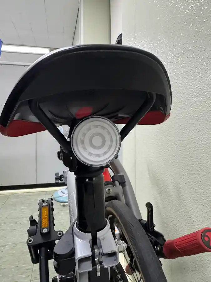 브롬톤 시트포스트에 클립으로 장착된 RAZ 라즈 프로 후미등 제품 상세 모습