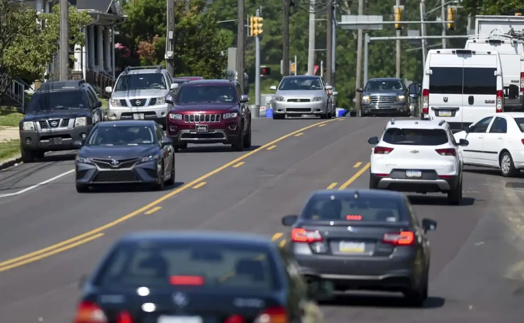 언덕길에서 여러 차량이 밀집해 주행하는 도로 상황, 가혹 조건에 해당하는 주행 환경