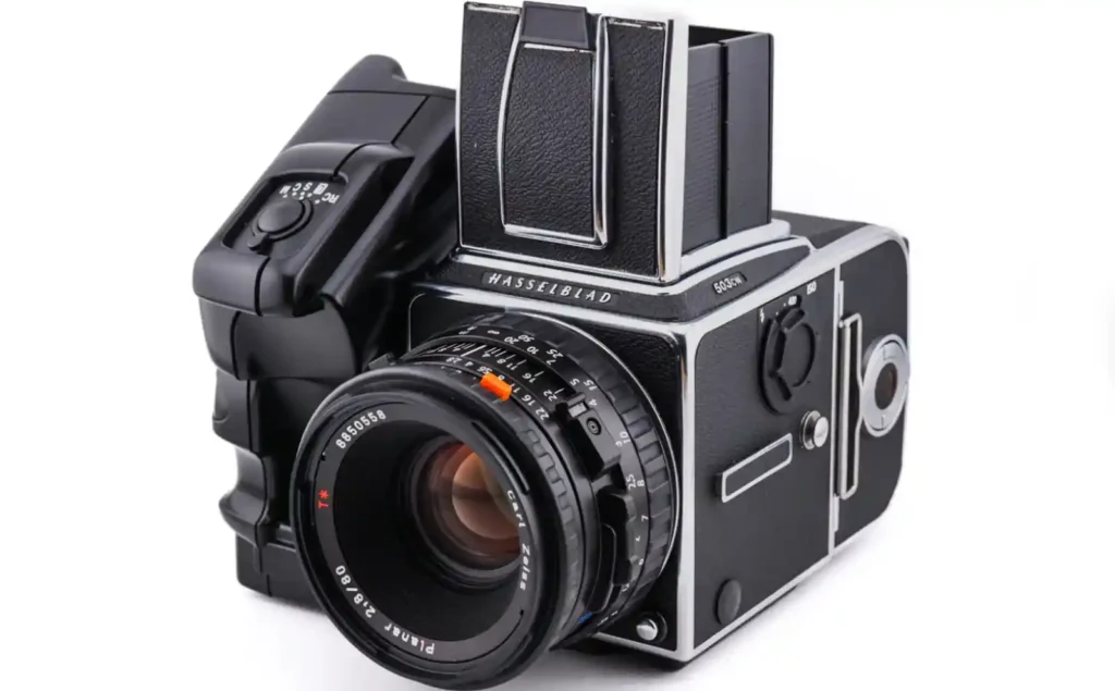 핫셀블라드 503CW 중형 필름 카메라에 전용 모터 와인더 CW가 장착된 모습. 블랙 바디에 칼 자이스 Planar 80mm 렌즈가 마운트되어 있고 상단에는 웨이스트 레벨 파인더가 보이며 V 시스템의 현대적 진화를 보여주는 제품 사진