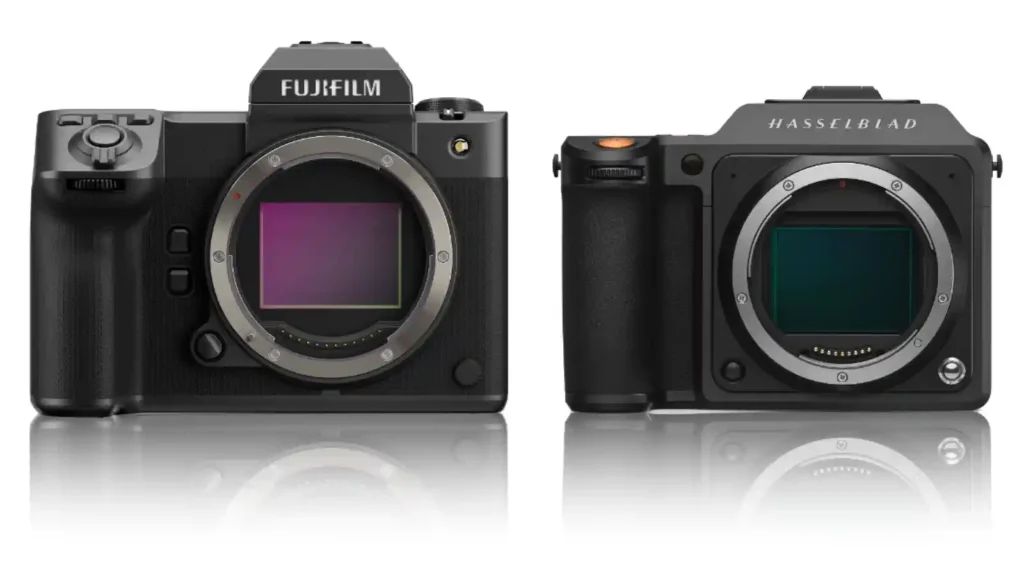 후지필름 GFX 100 II와 핫셀블라드 X2D 100C의 정면 비교 사진. 두 카메라 모두 렌즈가 분리된 바디 상태로 중형 센서가 노출되어 있음. 같은 소니 센서를 사용하지만 서로 다른 색감 철학을 가진 두 중형 미러리스 카메라의 비교 이미지