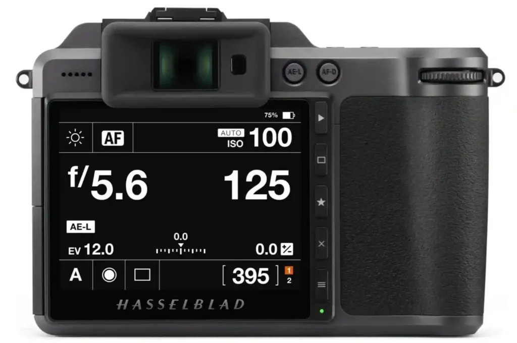 핫셀블라드 X1D II 50C의 후면 LCD 화면. 조리개, 셔터스피드 등 촬영 정보가 표시된 직관적인 터치 인터페이스가 보인다.