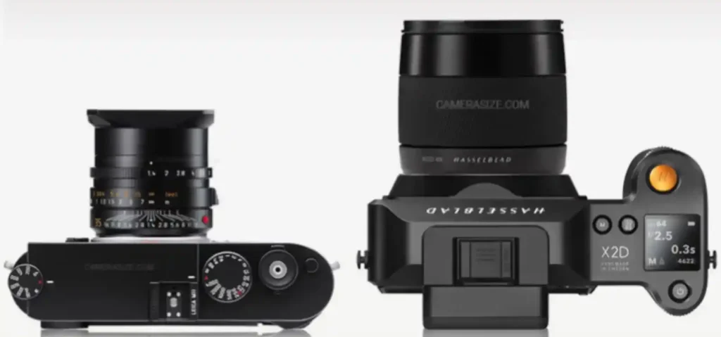 라이카 M 카메라와 핫셀블라드 X2D 100C의 상단 크기 비교 사진. 풀프레임과 중형 포맷임에도 비슷한 부피감이 돋보인다.