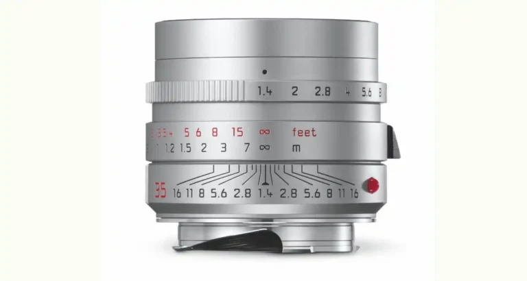 라이카 주미룩스-M 35mm f/1.4 실버 크롬 렌즈의 정면 모습으로, 조리개 링과 거리계 각인이 선명하게 보이는 디자인 사진