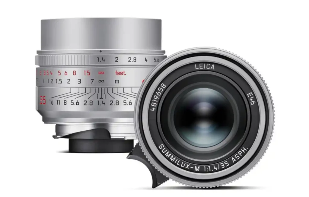 라이카 Summilux-M 35mm f/1.4 ASPH 실버 크롬 렌즈의 정면과 측면 모습으로, 금속 바디와 광학 유리의 코팅이 선명하게 보이는 제품 사진