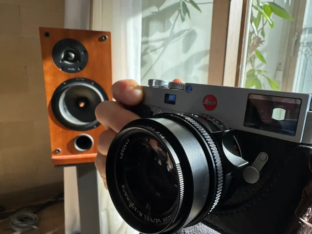 라이카 M 바디에 Summilux-M 35mm 렌즈를 장착해 한 손으로 잡고 있는 모습으로, 바디와 렌즈의 균형감과 무게 배분이 자연스럽게 드러나는 사진