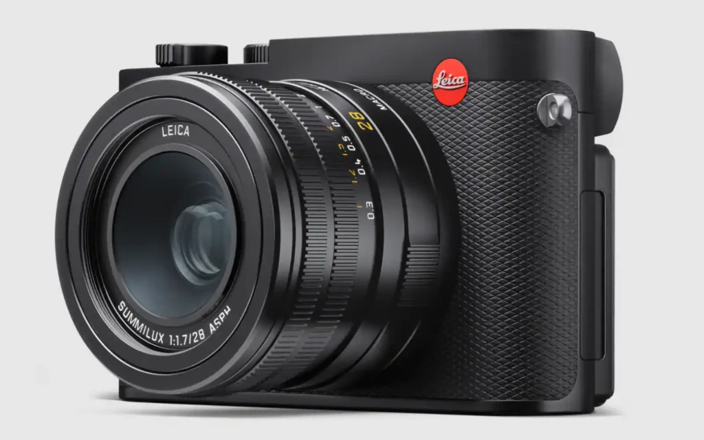 Leica Q3 블랙 에디션 - Summilux 28mm f/1.7 렌즈와 시그니처 레드 로고