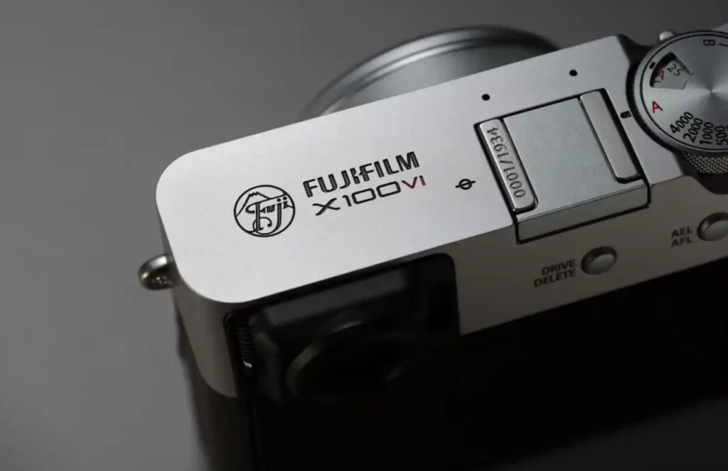 Fujifilm X100VI 실버 에디션 상단 디자인 - 클래식 다이얼과 로고 디테일