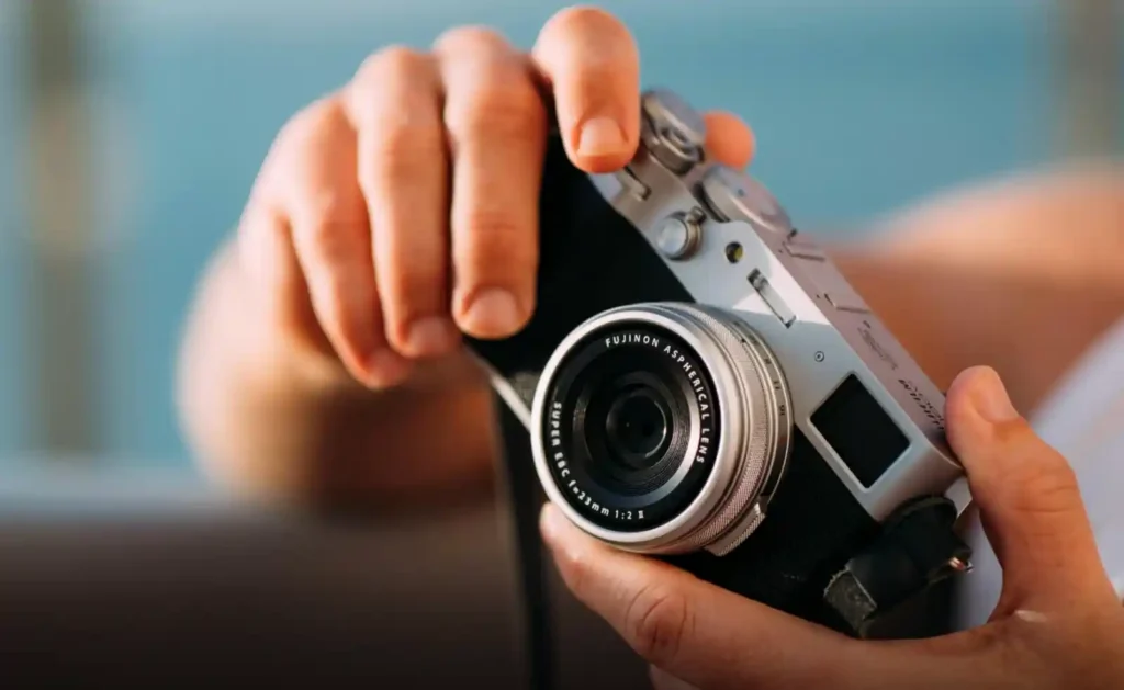 Fujifilm X100VI 실버 에디션 실사용 모습 - 손에 쥐었을 때의 컴팩트한 크기와 클래식 디자인