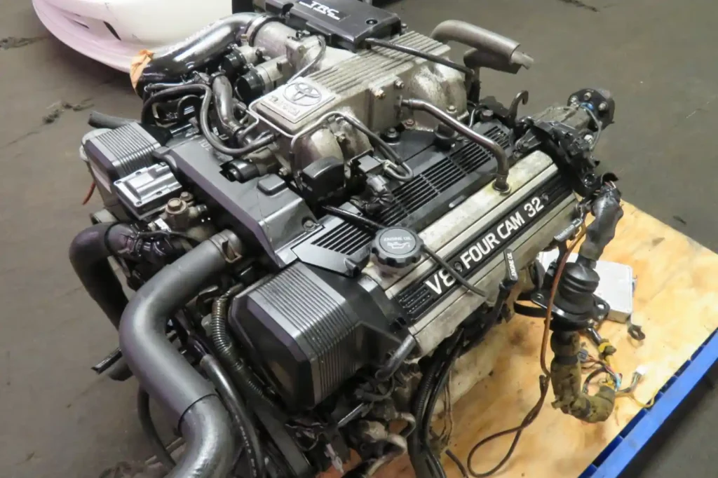 토요타 1UZ-FE V8 4.0L 엔진, V6 FOUR CAM 32밸브 표시가 있는 엔진 커버와 복잡한 배관 구조가 보이는 실물 엔진