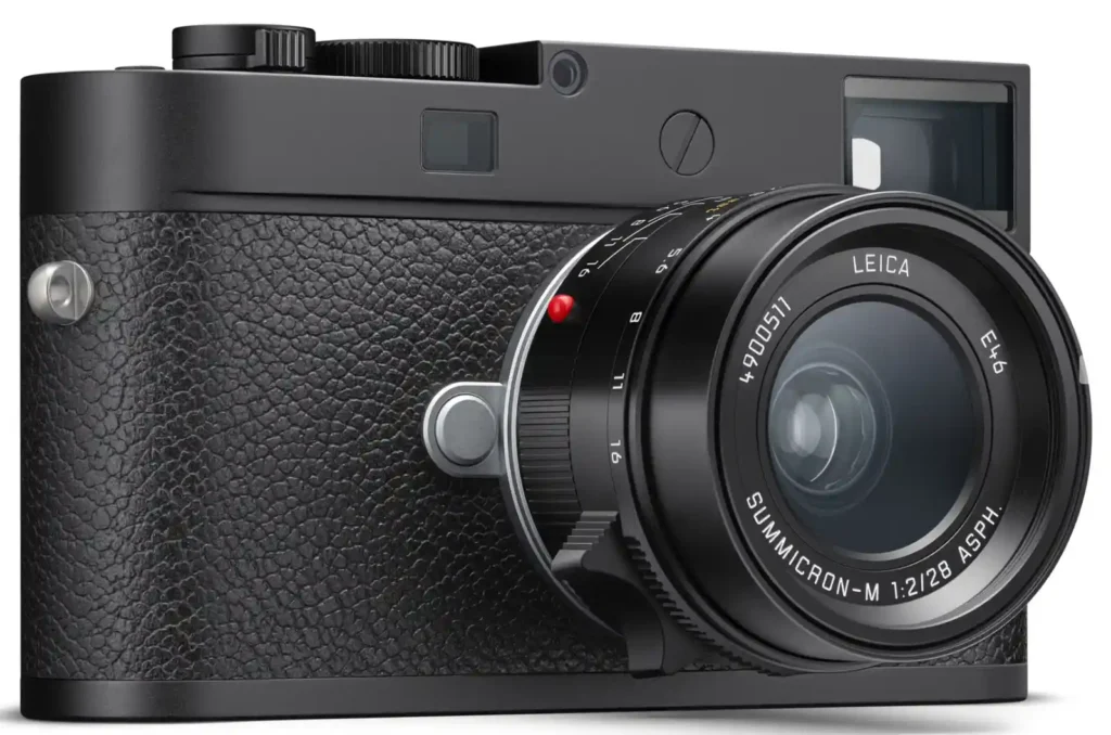 전면 붉은색 로고가 없는 라이카 M11-P 블랙 페인트 모델의 정면 모습, 스텔스 디자인 강조