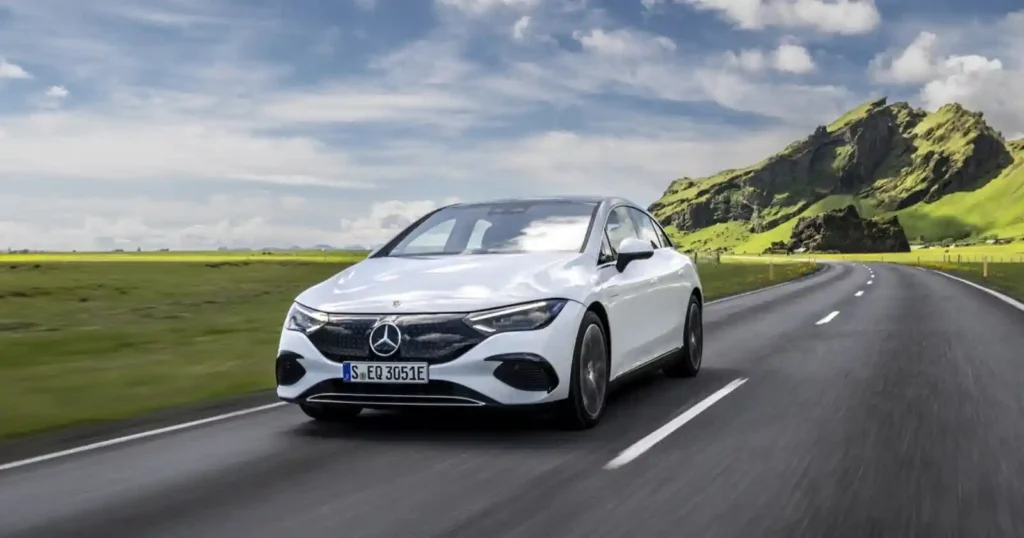 벤츠 EQE 전기 세단 주행 장면 - 준대형 전기차의 장거리 주행 성능