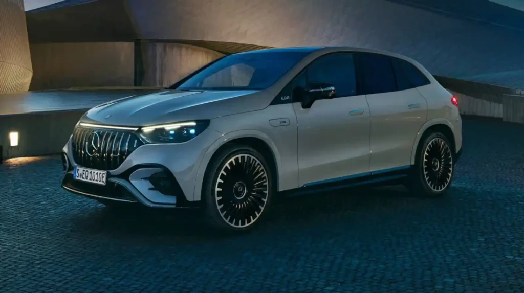 야간 조명 아래 주차된 2025 벤츠 EQE SUV 측면·전면 모습. 전동화 전용 디자인과 AMG 스타일 휠이 강조된 미드사이즈 전기 SUV