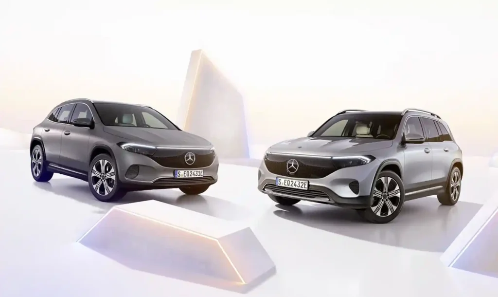 메르세데스-벤츠 EQA와 EQB 전기 SUV가 나란히 서 있는 모습. 소형 전기 SUV 라인업의 외관 디자인과 크기 차이를 보여주는 이미지