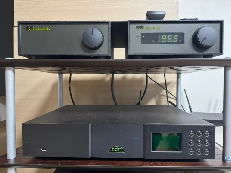 Naim Audio 하이파이 시스템 - NAT-01 튜너와 NDX 네트워크 플레이어, 초록색 로고가 돋보이는 영국 오디오 명가의 블랙 박스 디자인