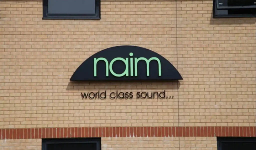 Naim Audio 영국 본사 간판 - 초록색 로고와 world class sound 슬로건, 솔즈베리 본사 건물