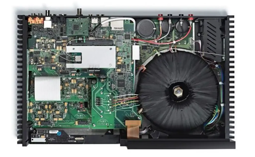 Naim Audio 앰프 내부 회로 구조 - 최소주의 설계와 대형 토로이달 트랜스, 고품질 부품 배치를 보여주는 회로 기판