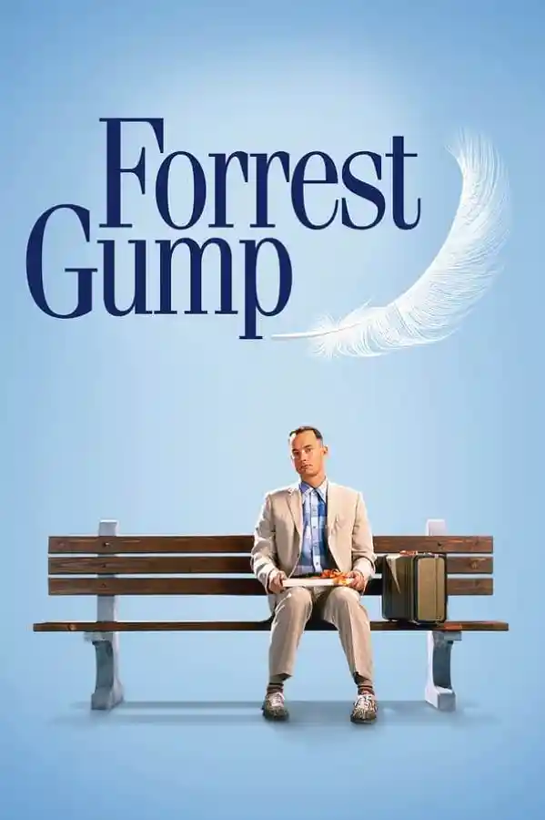 영화 '포레스트 검프(Forrest Gump)' 공식 포스터. 주인공 포레스트(톰 행크스)가 베이지색 정장을 입고 공원 벤치에 앉아 초콜릿 상자를 무릎에 올려놓고 있다. 하늘색 배경 위로 흰색 깃털이 날아가며, 상단에 'Forrest Gump'이라는 영화 제목이 크게 적혀 있다.