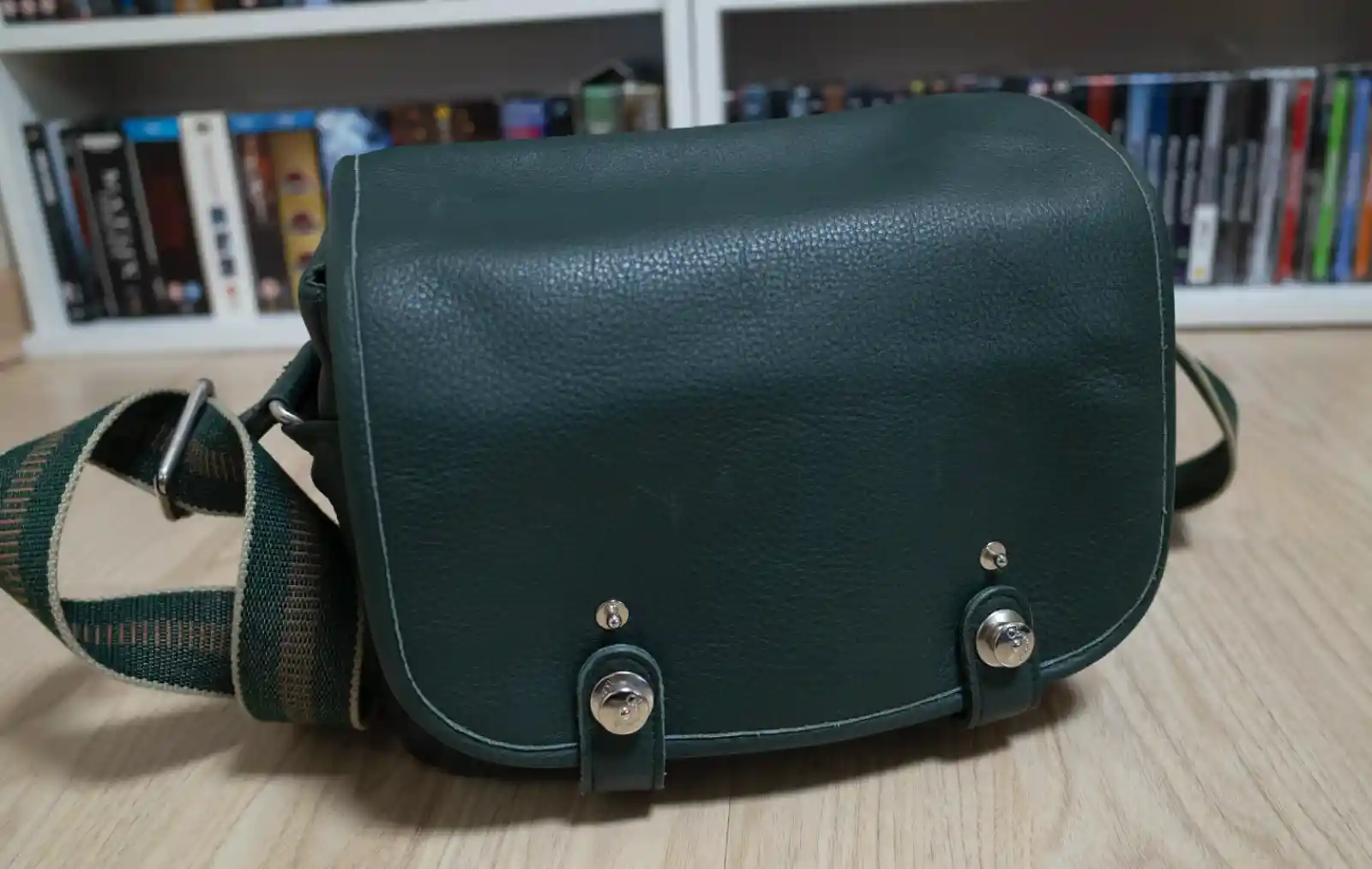 딥그린 컬러의 오버베르트 카메라 가방과 피드락 버클 시스템