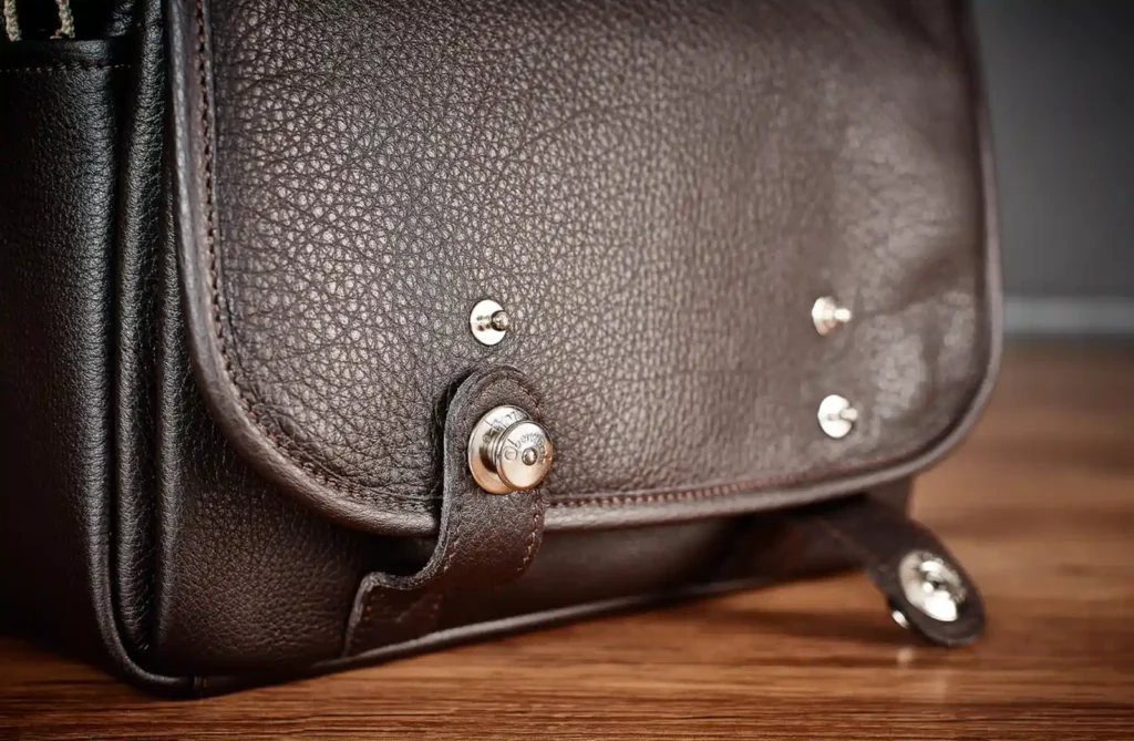 오버베르트 카메라 백의 피드락 자석 잠금 시스템 클로즈업