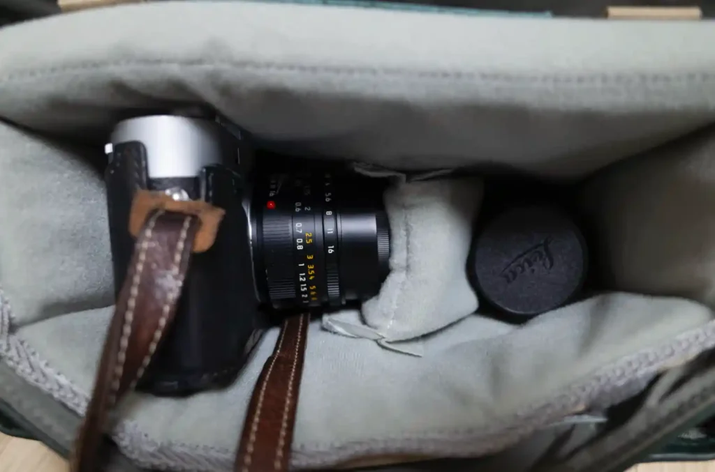 오버베르트 해리앤샐리 가방 내부에 수납된 라이카 M10-R과 녹티룩스 렌즈