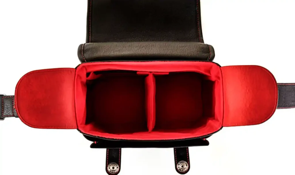 오버베르트 카메라 백 내부의 붉은 벨루어 소재와 조절 가능한 파티션 구조