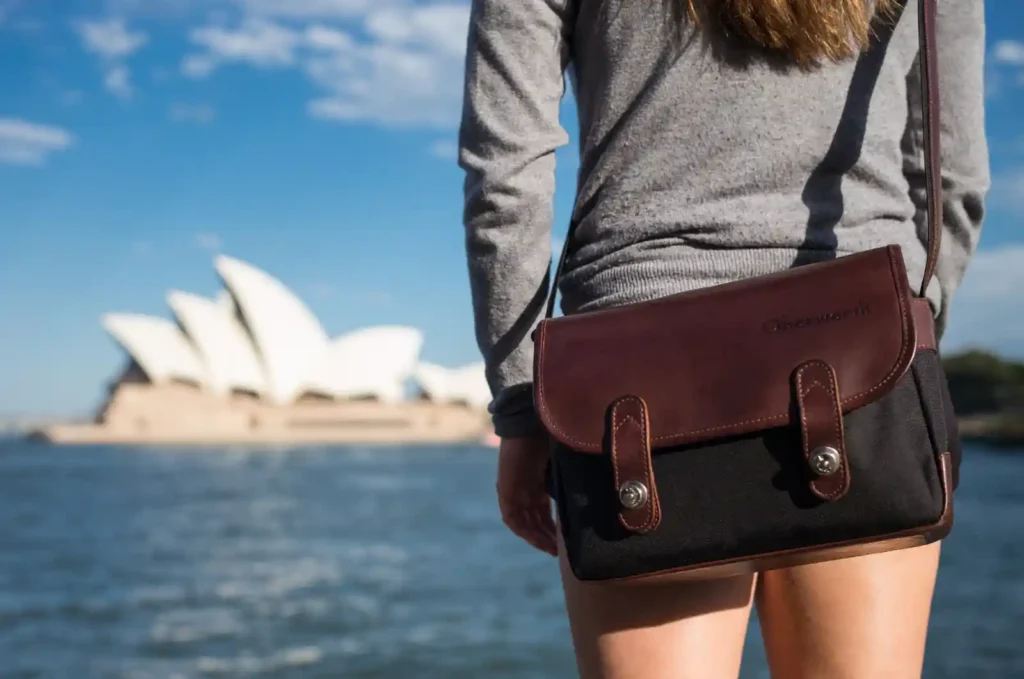 시드니 오페라 하우스 앞에서 오버베르트 카메라 백을 메고 있는 일상 모습