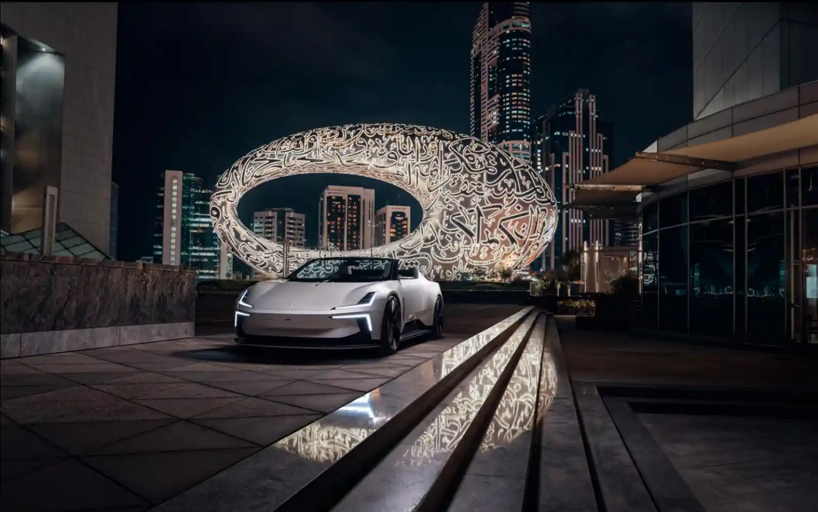 미래형 도시 야경 앞에 서 있는 폴스타 전기차. 브랜드의 미래와 디자인 철학을 상징하는 장면
