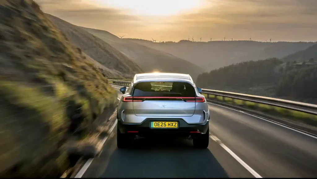 밝아지는 하늘 아래 도로를 달리는 폴스타 전기차. 2025년 이후 생존 전략과 새로운 방향성을 상징하는 장면.