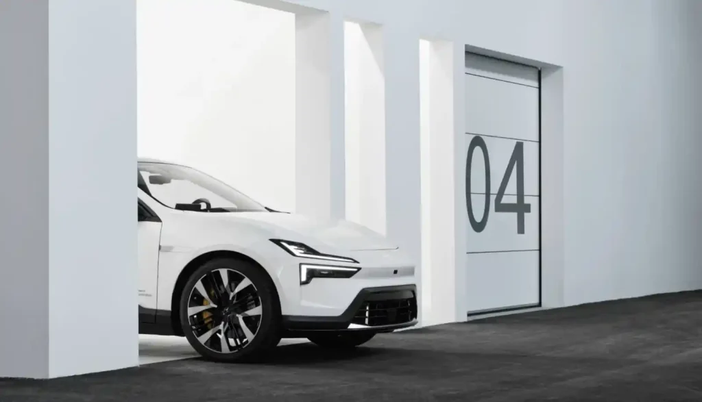 문턱에 선 폴스타 4. 소비자가 구매 결정을 앞두고 고민하는 순간을 상징하는 이미지