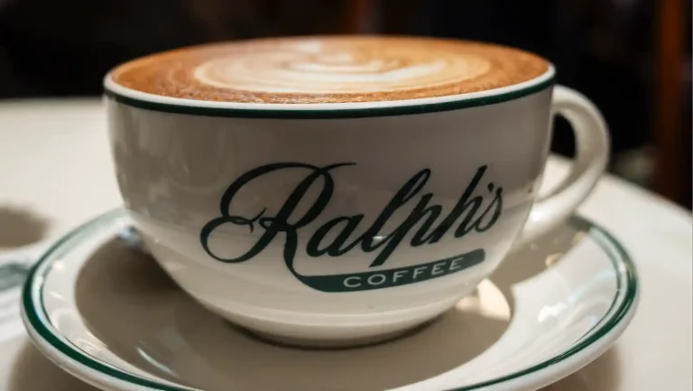 도쿄 오모테산도 랄프스 커피 시그니처 카페라떼 - 다크그린 로고 화이트 컵