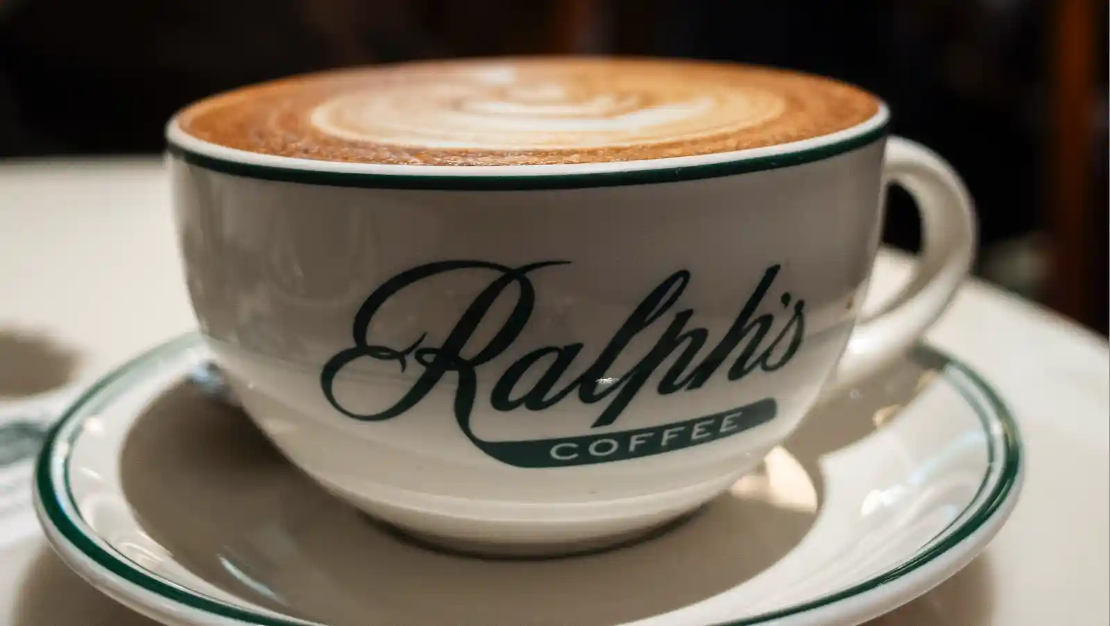 도쿄 오모테산도 랄프스 커피 시그니처 카페라떼 - 다크그린 로고 화이트 컵