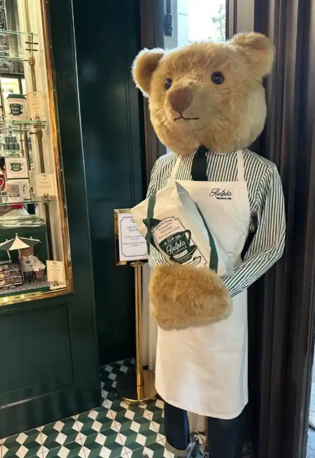 도쿄 오모테산도 랄프스 커피 입구 폴로 베어 인형 - 바리스타 앞치마 착용