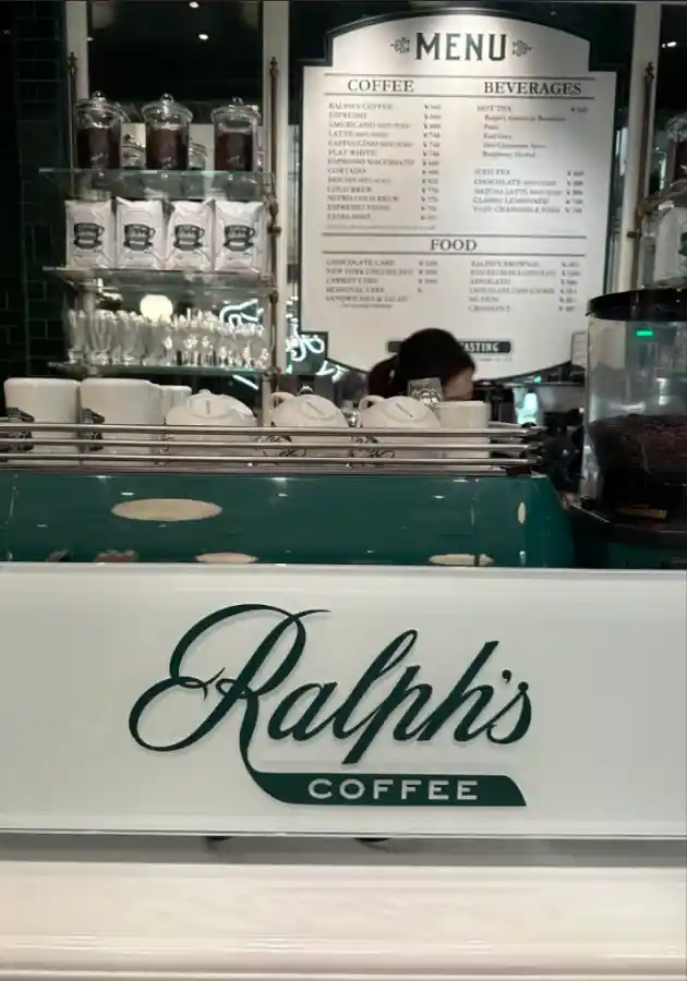 도쿄 오모테산도 랄프스 커피 메뉴판과 카운터 전경 - 커피 음료 푸드 가격표