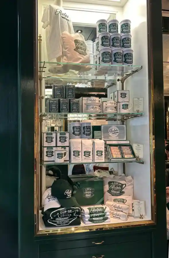 도쿄 오모테산도 랄프스 커피 굿즈 쇼케이스 - 머그컵, 텀블러, 에코백, 모자 등 전시