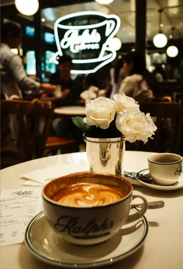 도쿄 오모테산도 랄프스 커피 매장 분위기 - 라떼 아트와 화이트 장미, 네온사인