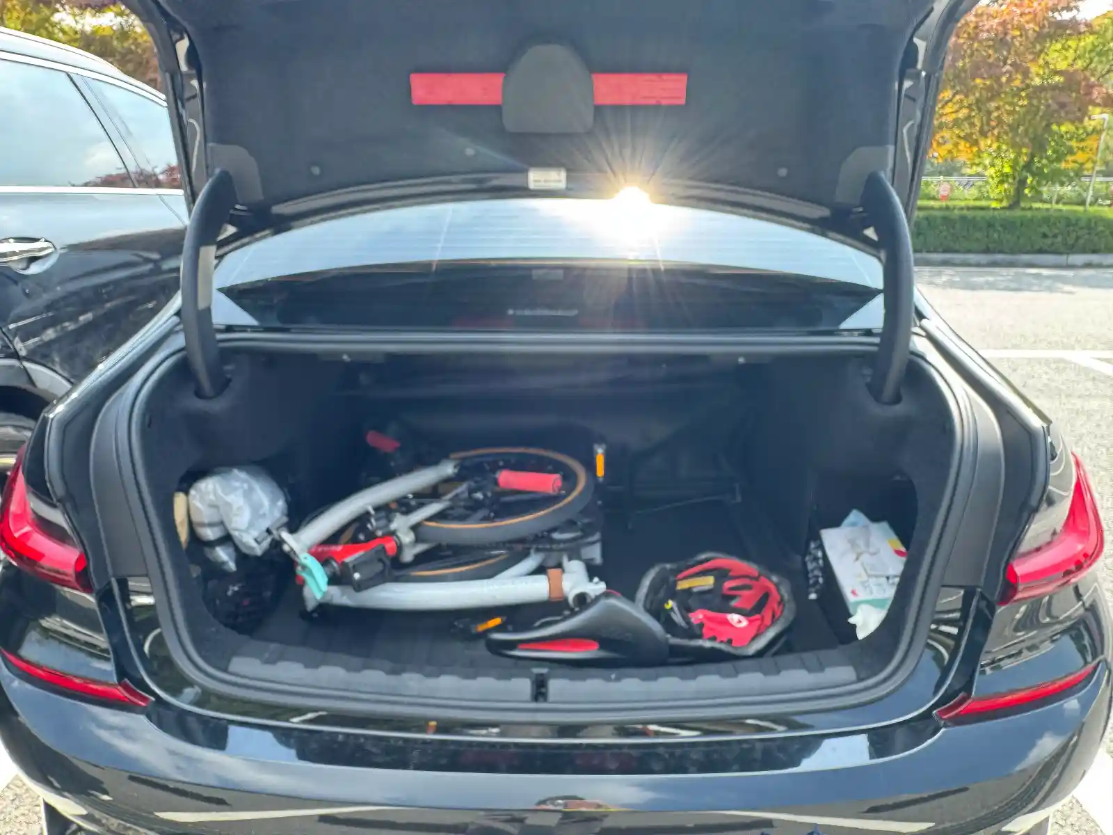 BMW M340i 트렁크 내부에 완벽하게 수납된 브롬톤 접이식 미니벨로 자전거와 헬멧