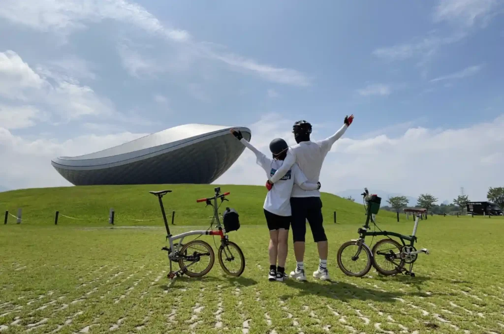 라이카 수납이 가능한 프론트백을 장착한 왼쪽 브롬톤과 휴대폰용 소형 스템백만 장착하여 가볍게 세팅한 오른쪽 브롬톤