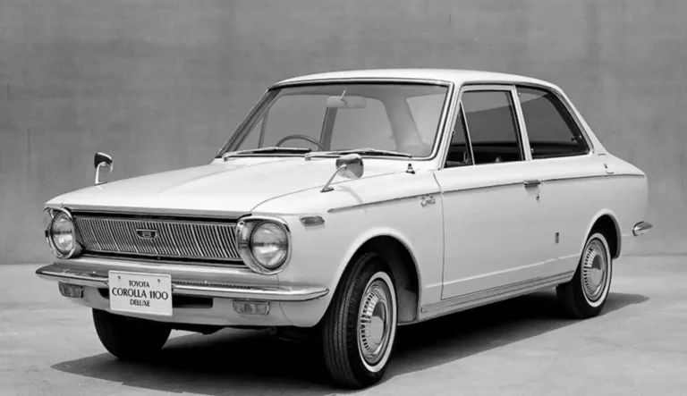 1966년 출시된 1세대 토요타 코롤라(E10) 정면 3/4뷰. 세계적인 베스트셀러의 시작을 알린 모델