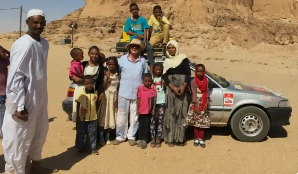 사막 지역에서 주민들과 함께 있는 코롤라. 전 세계 어디에서나 일상 속에서 쓰이는 코롤라의 모습을 보여준다