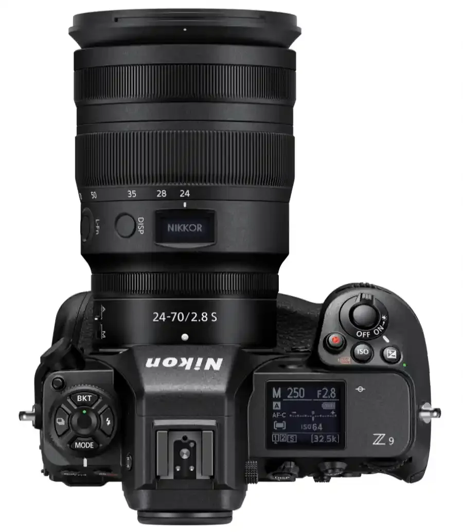 Nikon Z9 플래그십 미러리스 카메라 상판. NIKKOR Z 24-70mm f/2.8 S 렌즈가 장착되어 있으며 상단 LCD에 촬영 정보가 표시되어 있습니다.